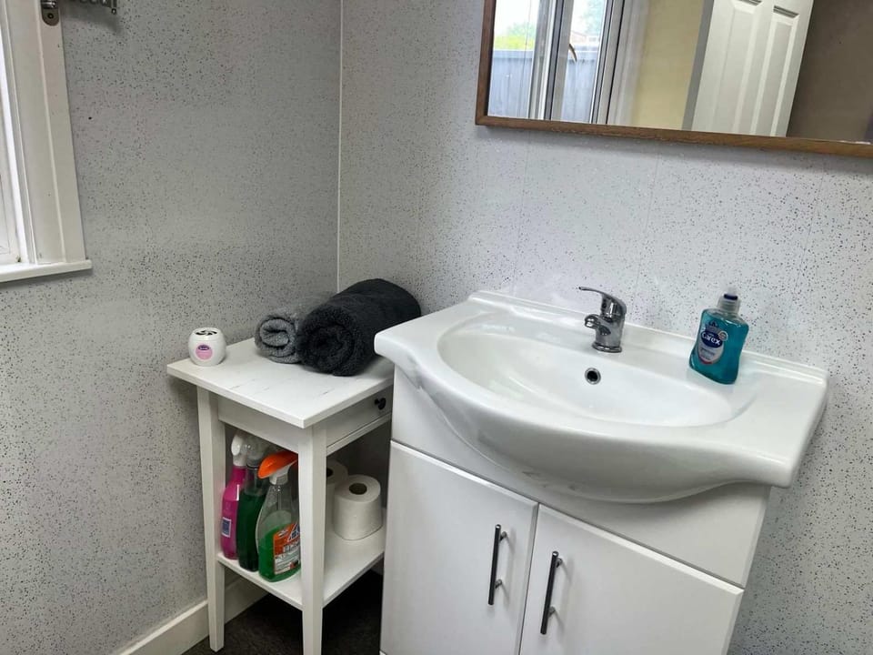 Garden Studio Annexe - Gatwick Apartment in Crawley