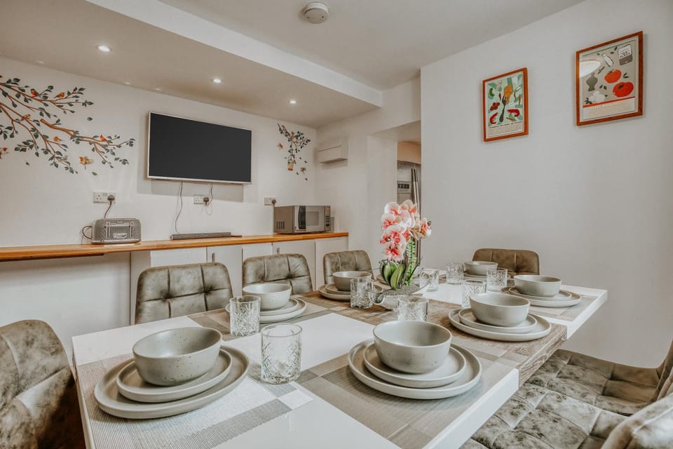 Open Mind Property - 4 Bedroom House with Hot Tub Apartment in Weston-super-Mare