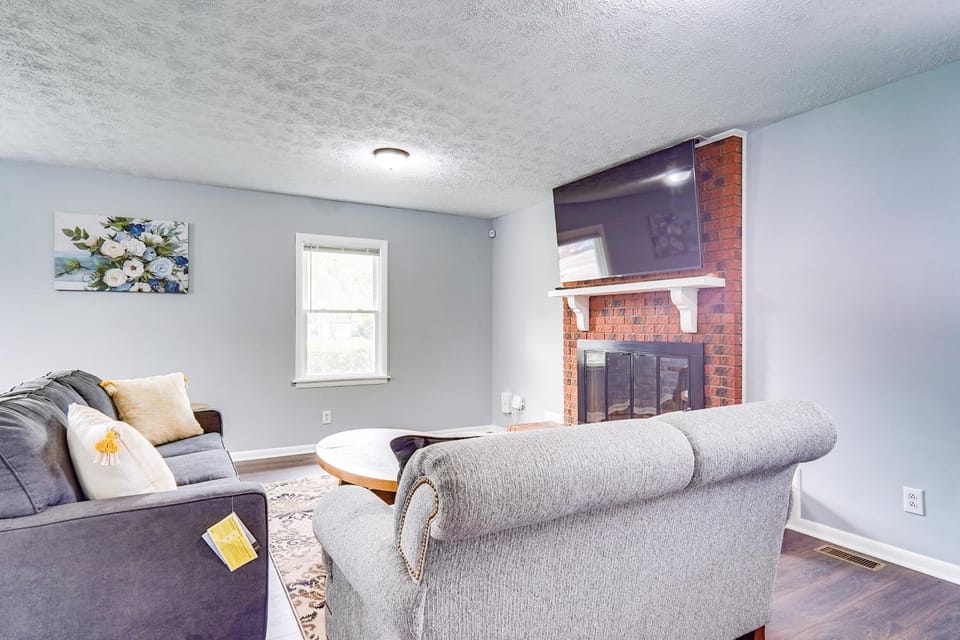 5 Mi to Dtwn: Family-Friendly Fayetteville Home! House in Fayetteville