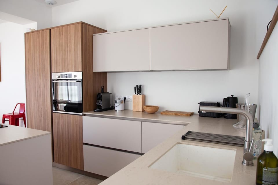 Coffee/tea facilities, dishwasher, oven, stove, toaster