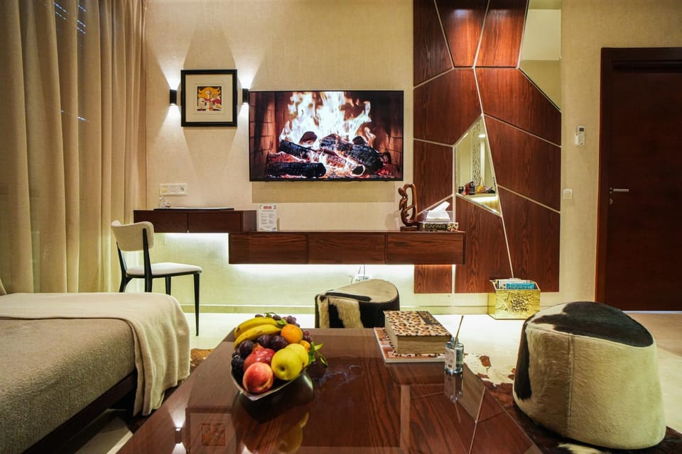 Communal lounge/ TV room, TV and multimedia, Living room, Food and drinks, Photo of the whole room, Seating area, Food