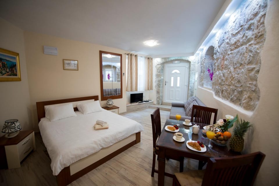 Bed, Living room, Dining area, Bedroom