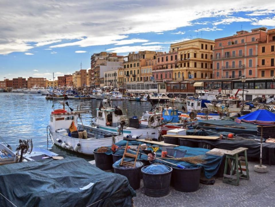 Nearby landmark, Restaurant/places to eat, Activities, Beach, Evening entertainment, City view