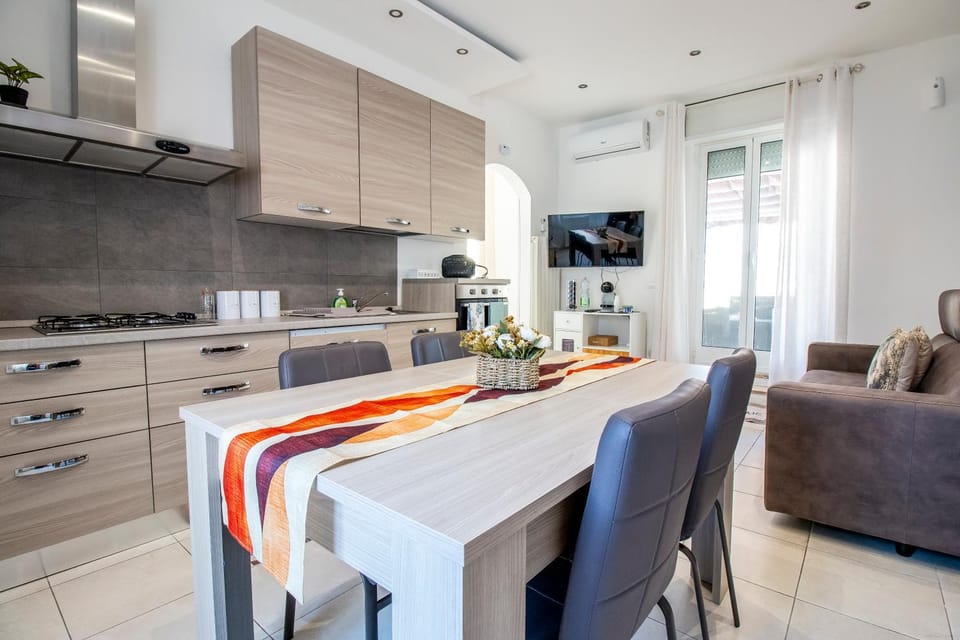 TV and multimedia, Kitchen or kitchenette, Living room, Seating area, Dining area, stove, Internal: Not applicable to any particular room