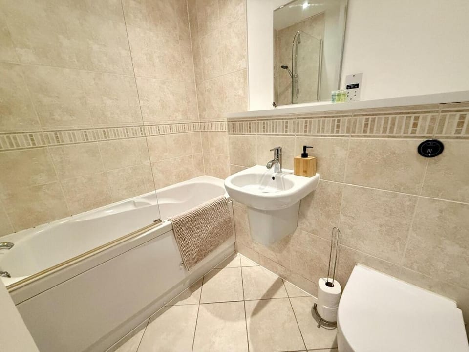 Charming 1BR Apartment In Heart of Cardiff Bay Apartment in Cardiff