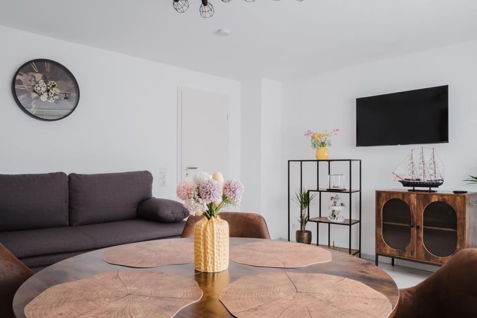 Communal lounge/ TV room, TV and multimedia, Living room, Seating area, Evening entertainment