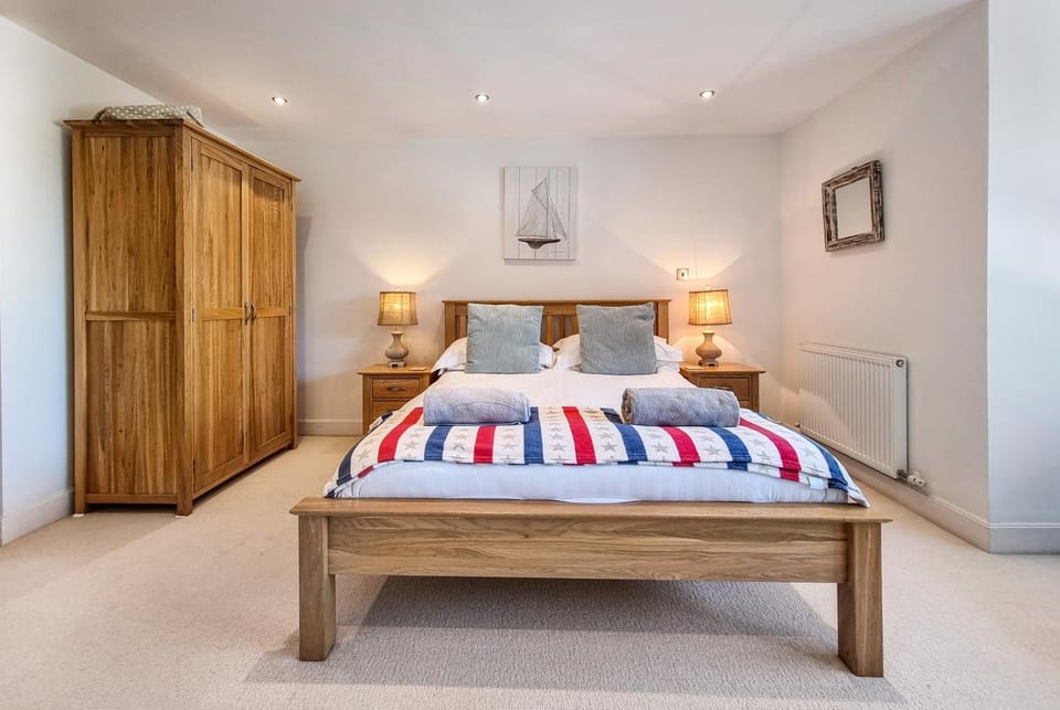 Bed, Bedroom, heating, towels, wardrobe