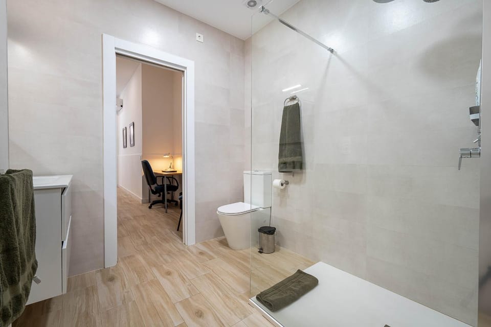 Shower, Bathroom, Facility for disabled guests, towels