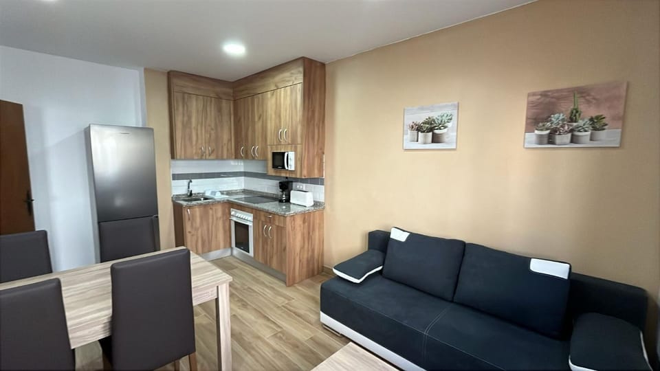 Kitchen or kitchenette, Living room, Seating area, Dining area, oven, stove
