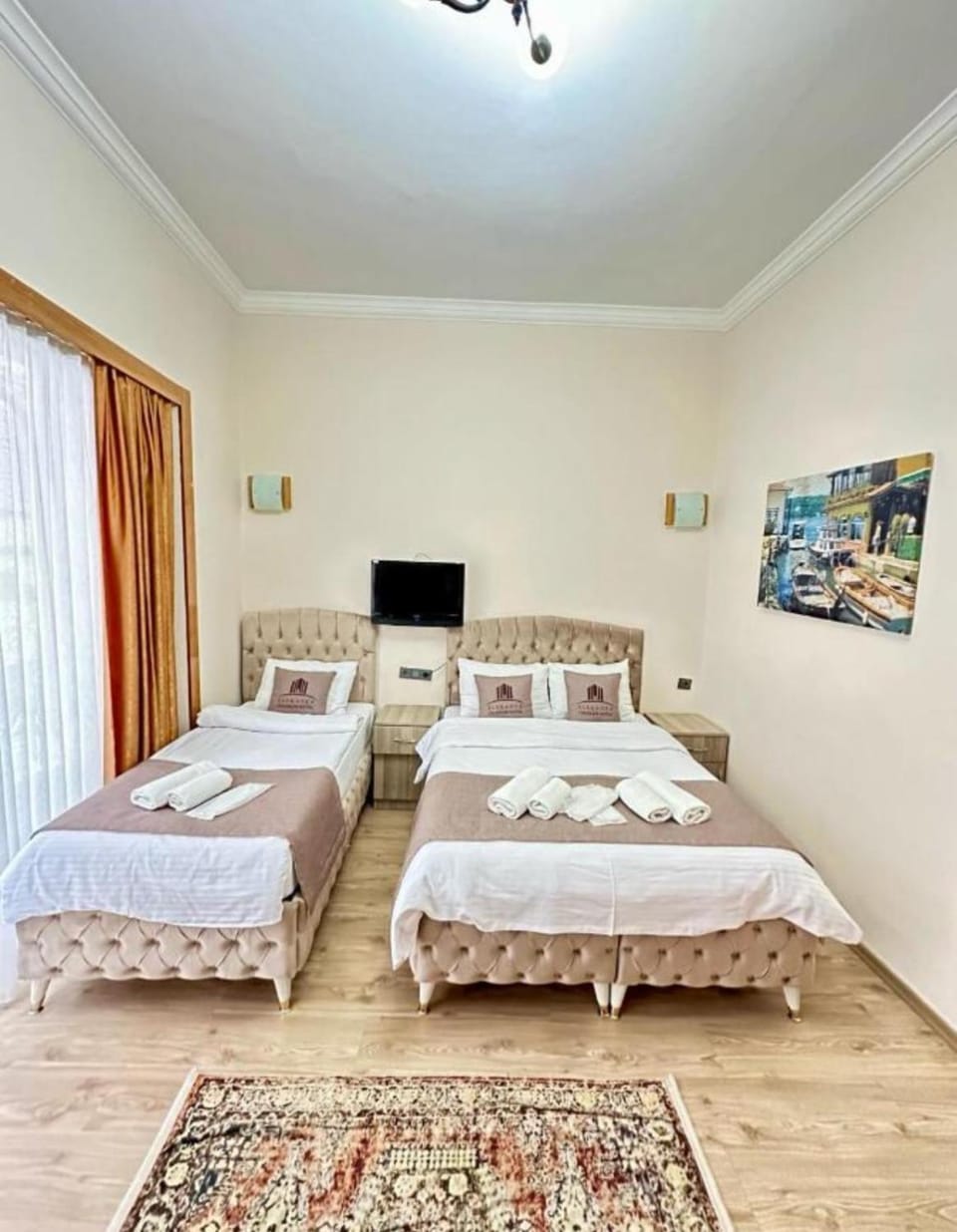 Photo of the whole room, Bedroom