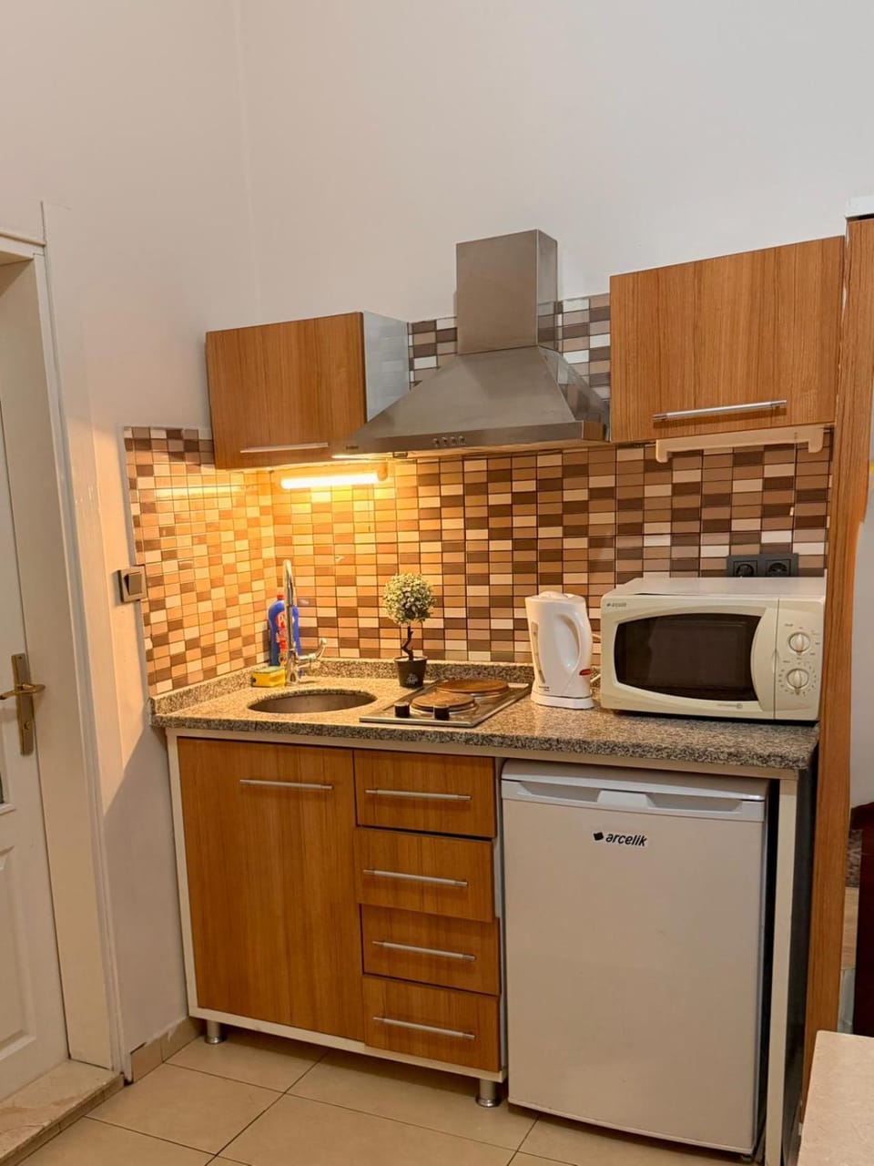Kitchen or kitchenette, minibar, stove