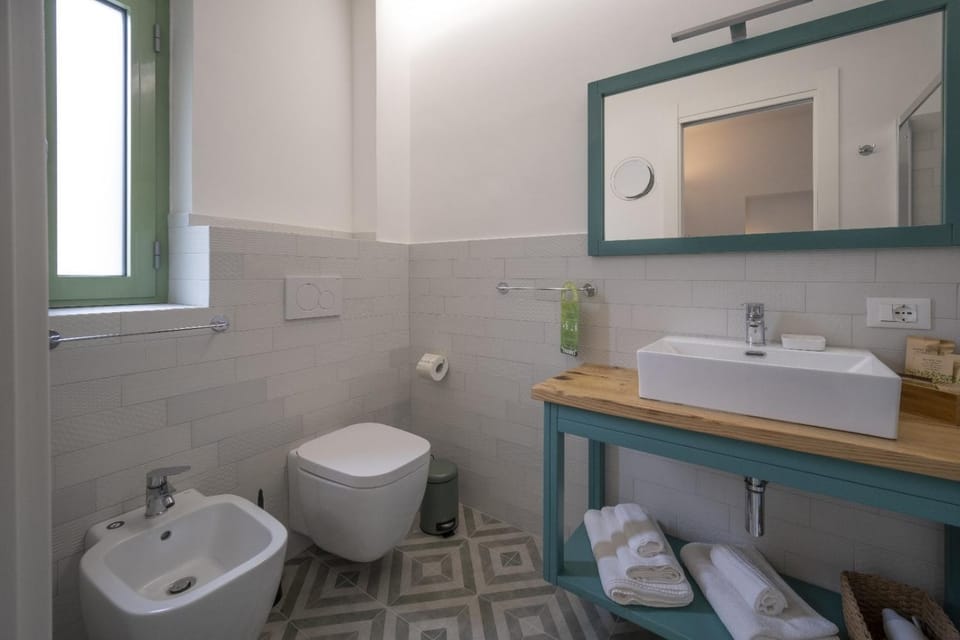 Toilet, Bathroom, Breakfast, bidet, towels