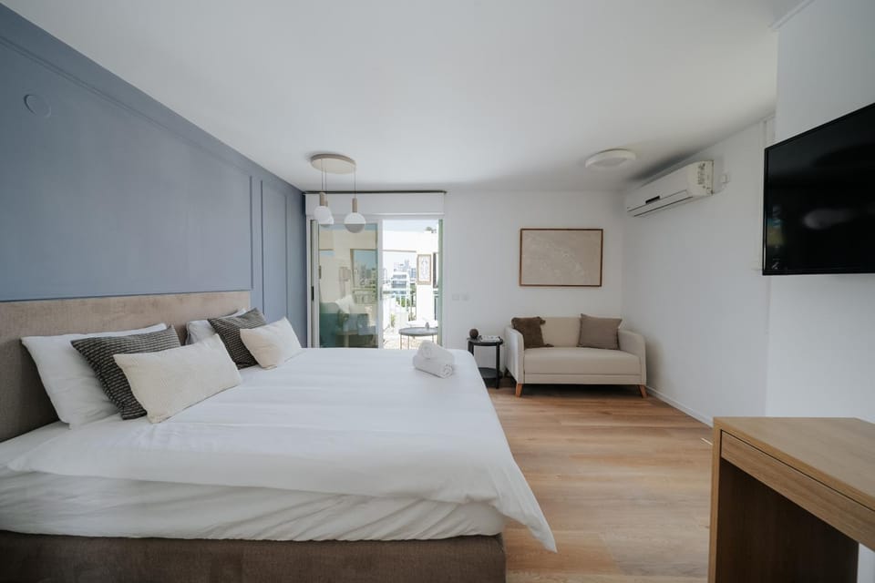 Bed, TV and multimedia, Living room, Photo of the whole room, Seating area, Bedroom, air conditioner