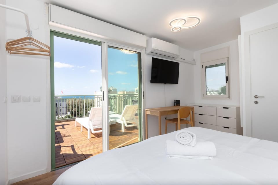 Bed, TV and multimedia, View (from property/room), Balcony/Terrace, Photo of the whole room, Bedroom, towels, wardrobe