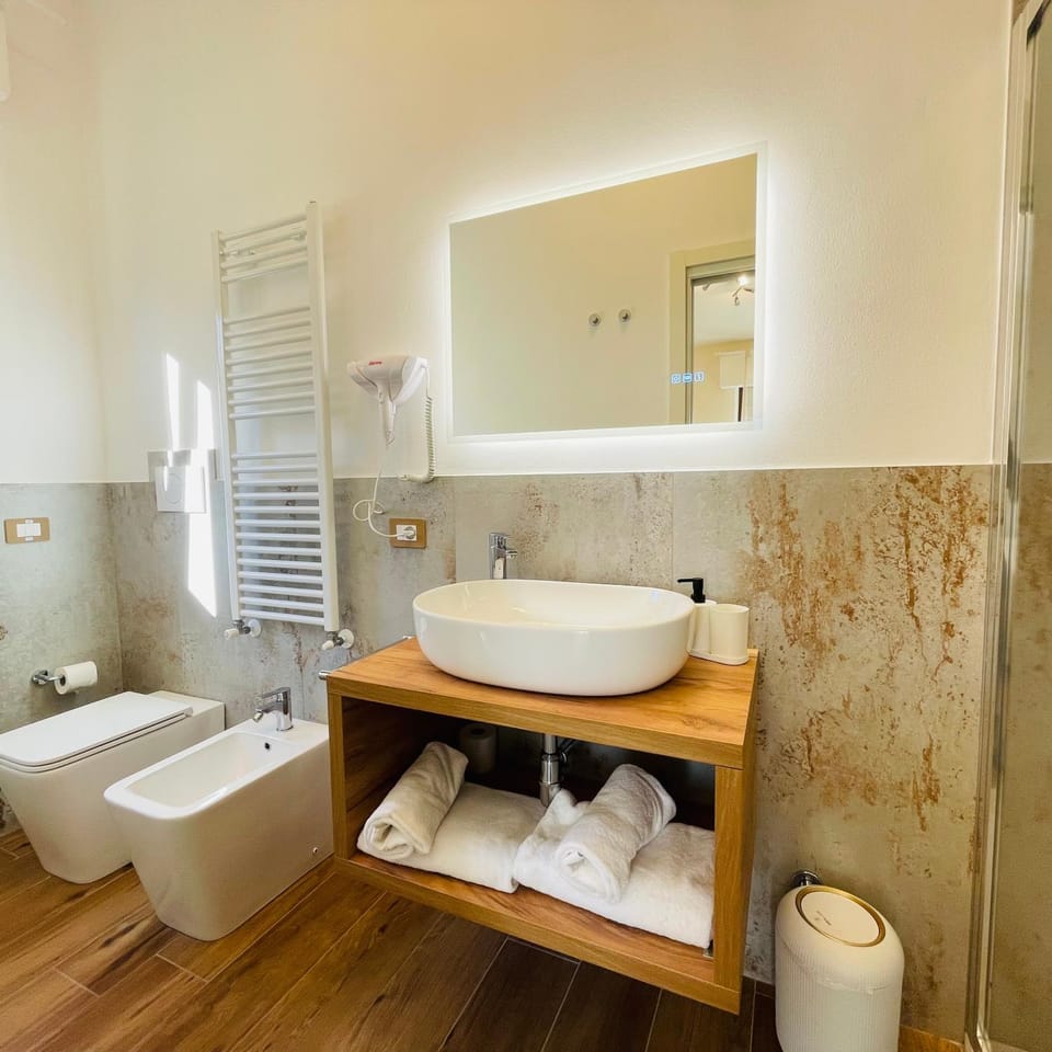 Shower, Toilet, Property building, Bathroom, Bath, bidet, towels