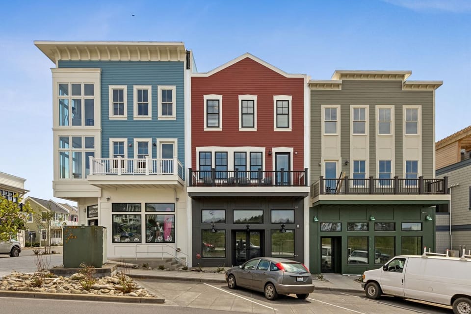 Property building, City view, Street view, Shopping Area, Location, Parking