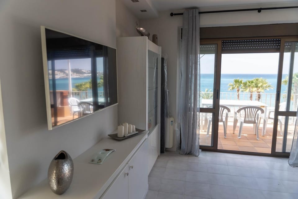 CT 383 GR - Faro's Almuñecar Beachfront for 4 Apartment in Costa Tropical