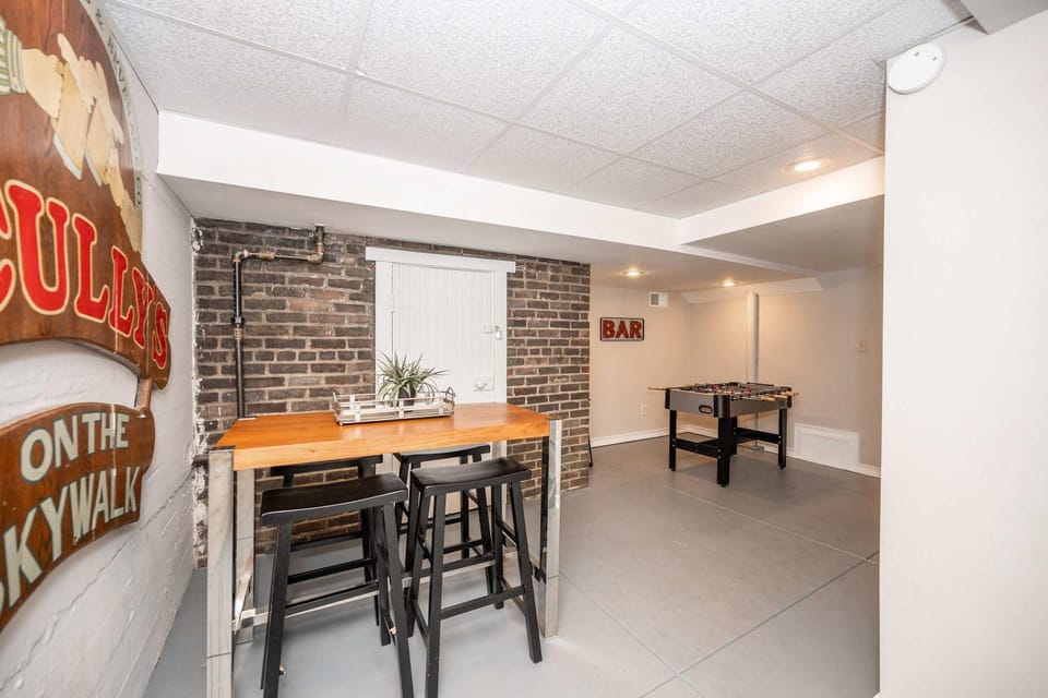 Doctors Retreat with Hot Tub House in Bellevue