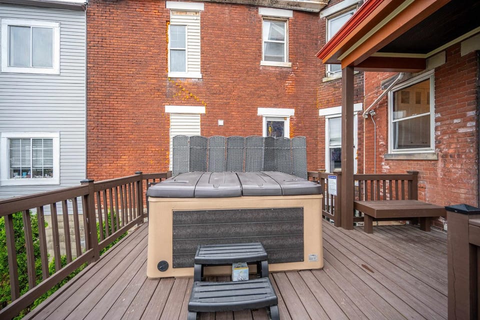 Doctors Retreat with Hot Tub House in Bellevue