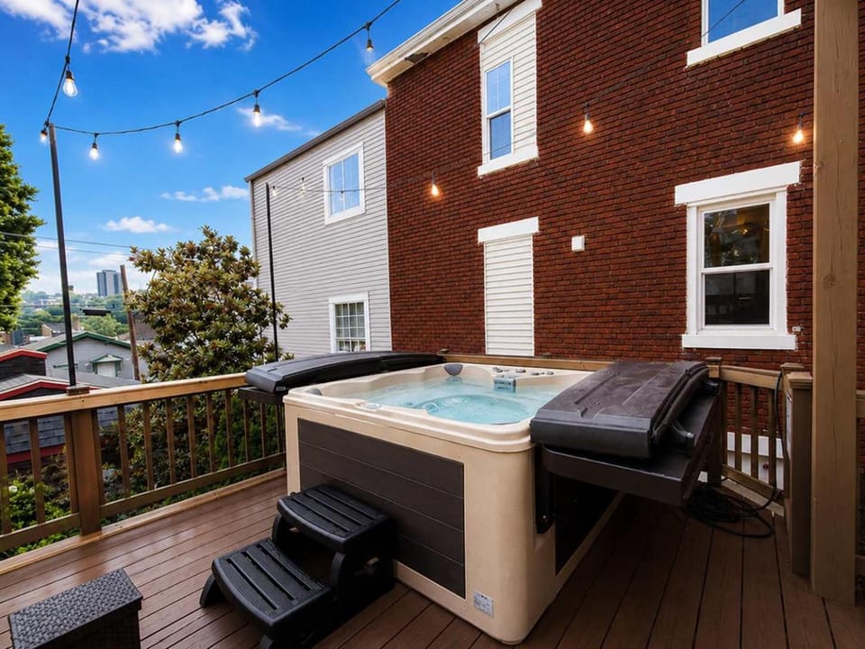 Doctors Retreat with Hot Tub House in Bellevue