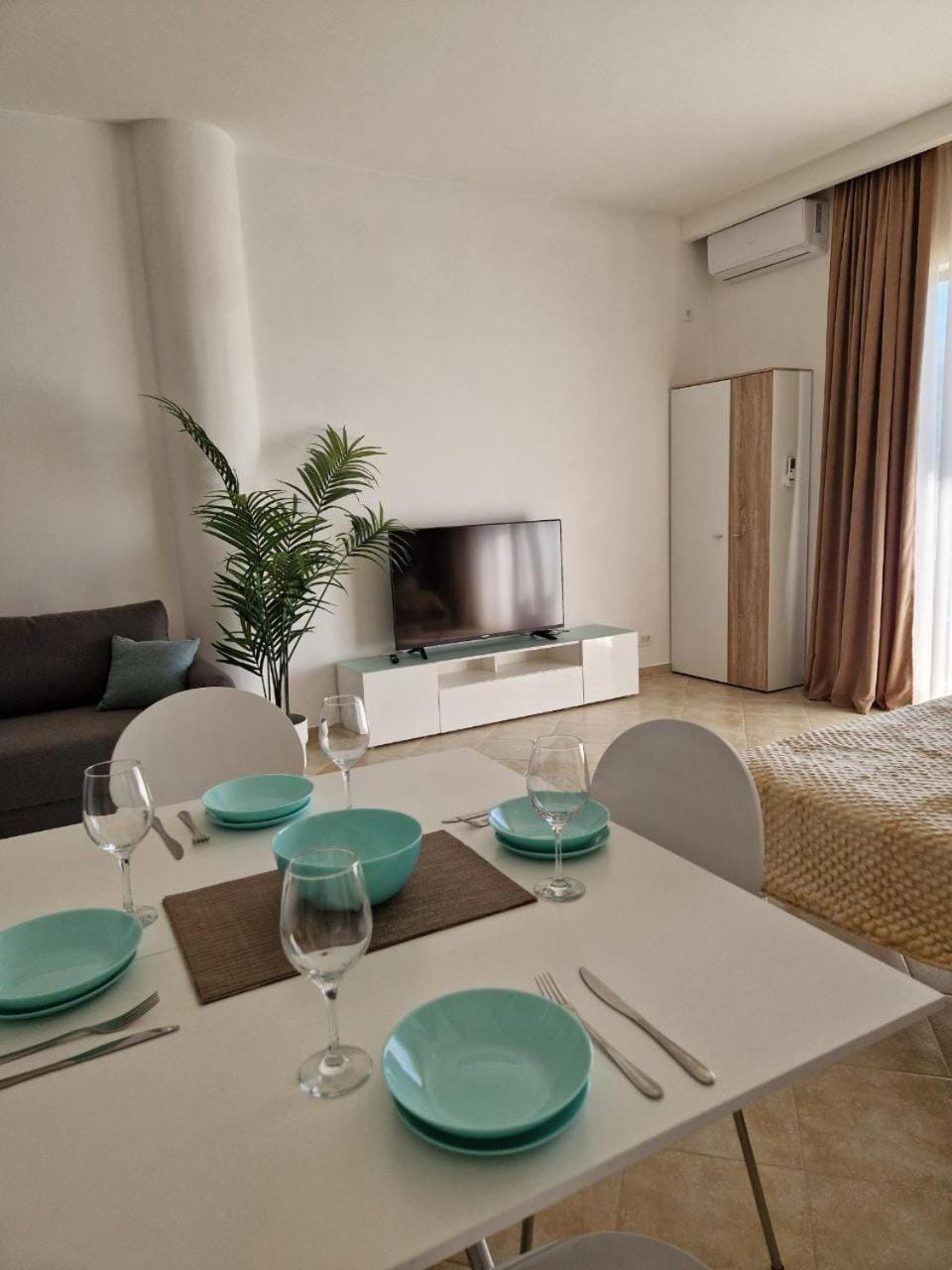 TV and multimedia, Living room, Seating area, Dining area