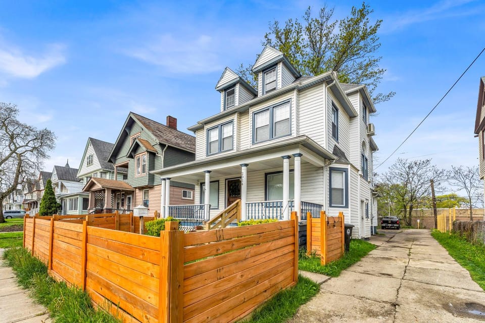 Property building, Facade/entrance, Garden, Parking