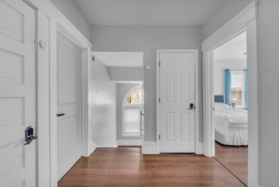 Photo of the whole room, Decorative detail, Bedroom