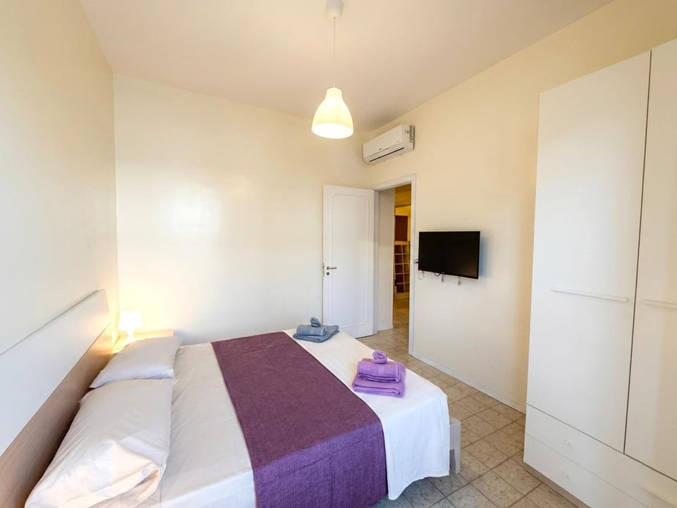Bed, TV and multimedia, Photo of the whole room, Bedroom, towels, wardrobe