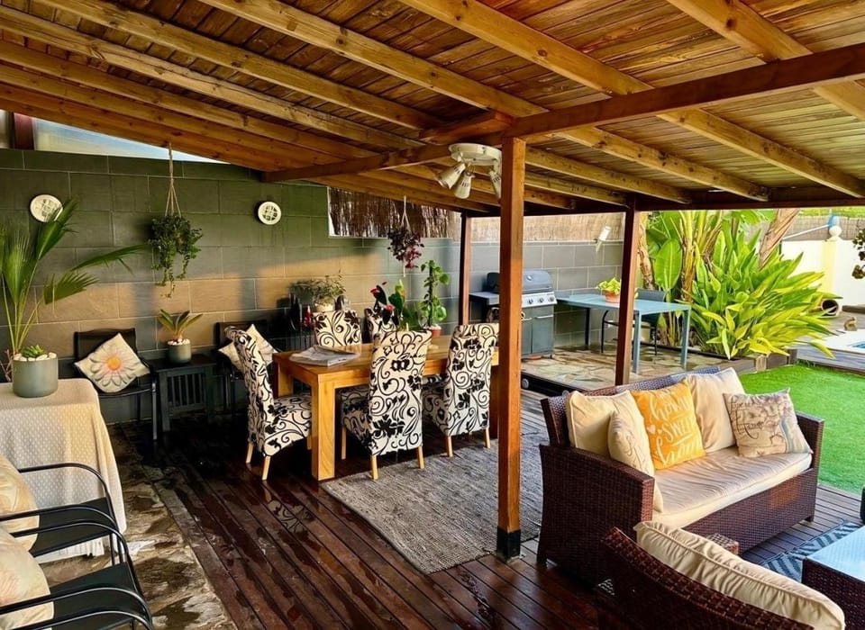 Patio, Day, Garden, View (from property/room), Living room, Seating area, Dining area, Garden view