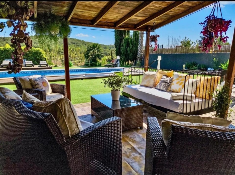 Patio, Day, Natural landscape, Garden, View (from property/room), Living room, Seating area, Garden view, Pool view
