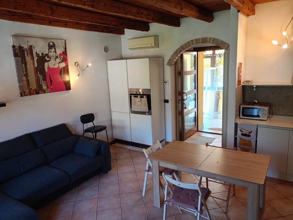 Kitchen or kitchenette, Living room, Seating area, minibar, oven, pet friendly, stove, air conditioner