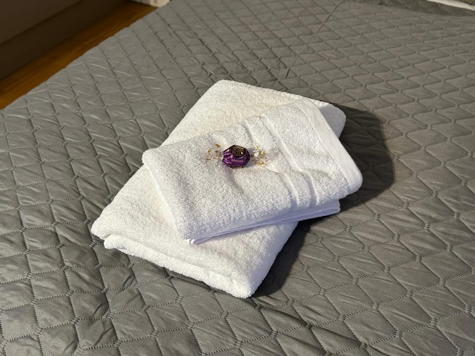 Bed, towels