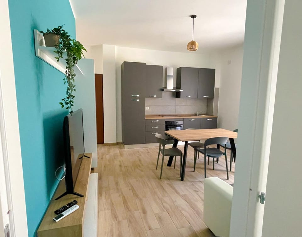 TV and multimedia, Kitchen or kitchenette, Dining area, oven, stove