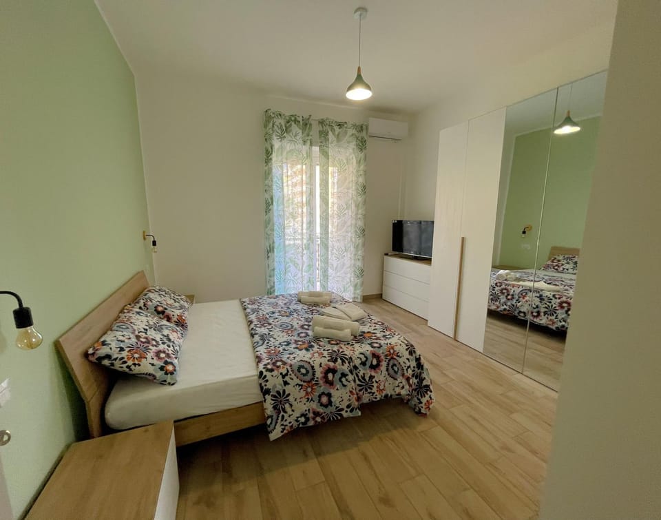 TV and multimedia, Photo of the whole room, Bedroom