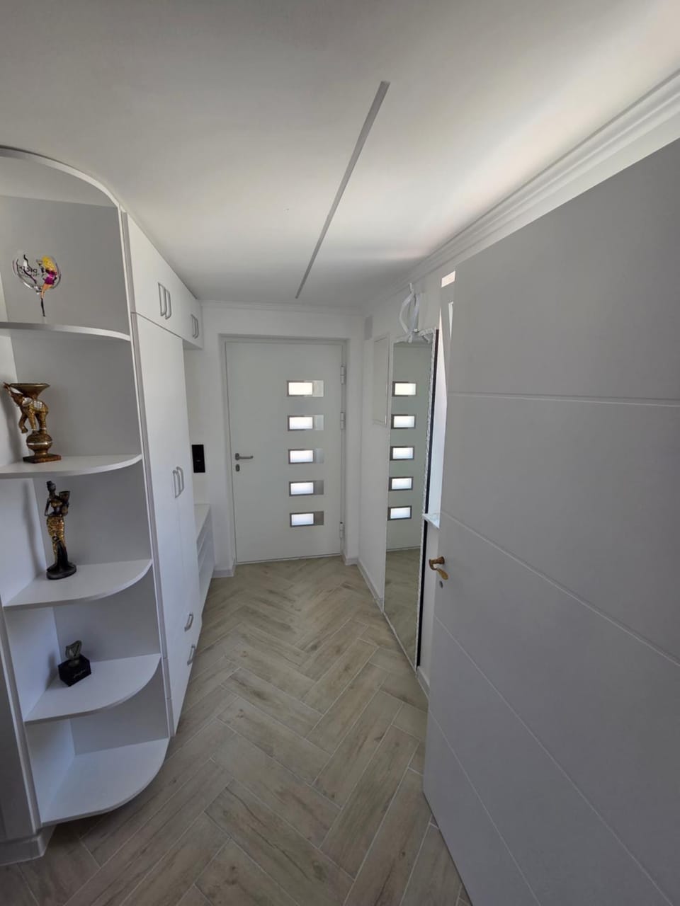 Facade/entrance, wardrobe