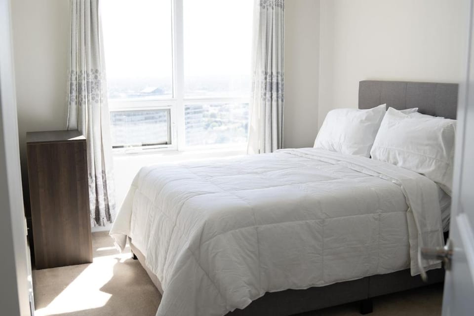 Spacious 2 bedrooms 2 bathrooms with Cozy Charm plus 1 Parking Apartment in Oakville