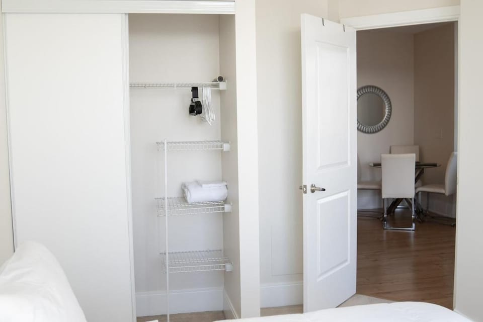 Spacious 2 bedrooms 2 bathrooms with Cozy Charm plus 1 Parking Apartment in Oakville