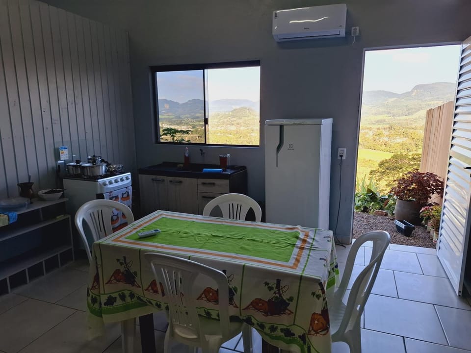 Kitchen or kitchenette, Dining area, oven, pet friendly