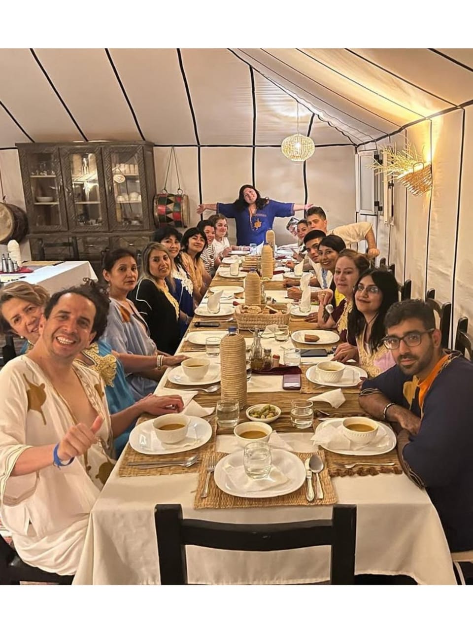 Property building, Restaurant/places to eat, People, Food and drinks, Food, Guests, Dinner, group of guests