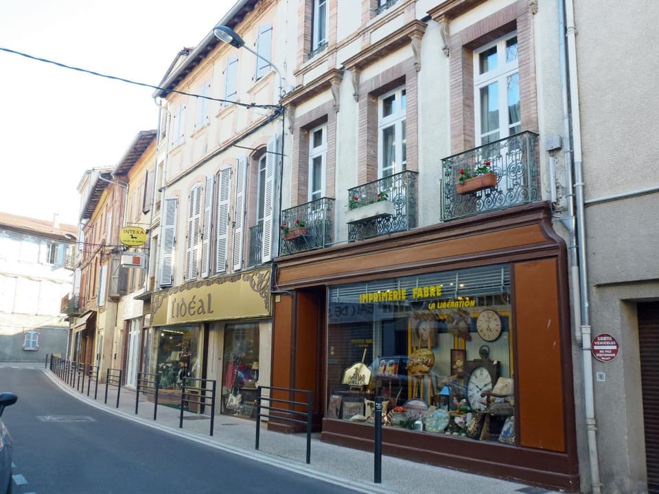 Facade/entrance, Neighbourhood, On-site shops, Shopping Area