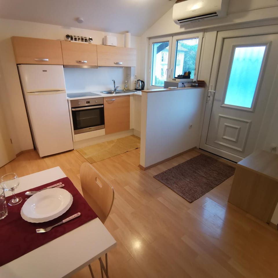 Kitchen or kitchenette, Dining area, oven, stove