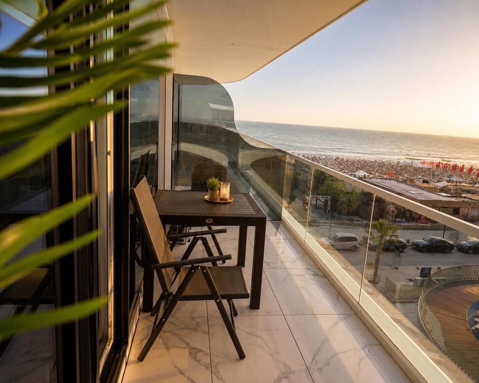 Natural landscape, View (from property/room), Balcony/Terrace, Dining area, Sea view