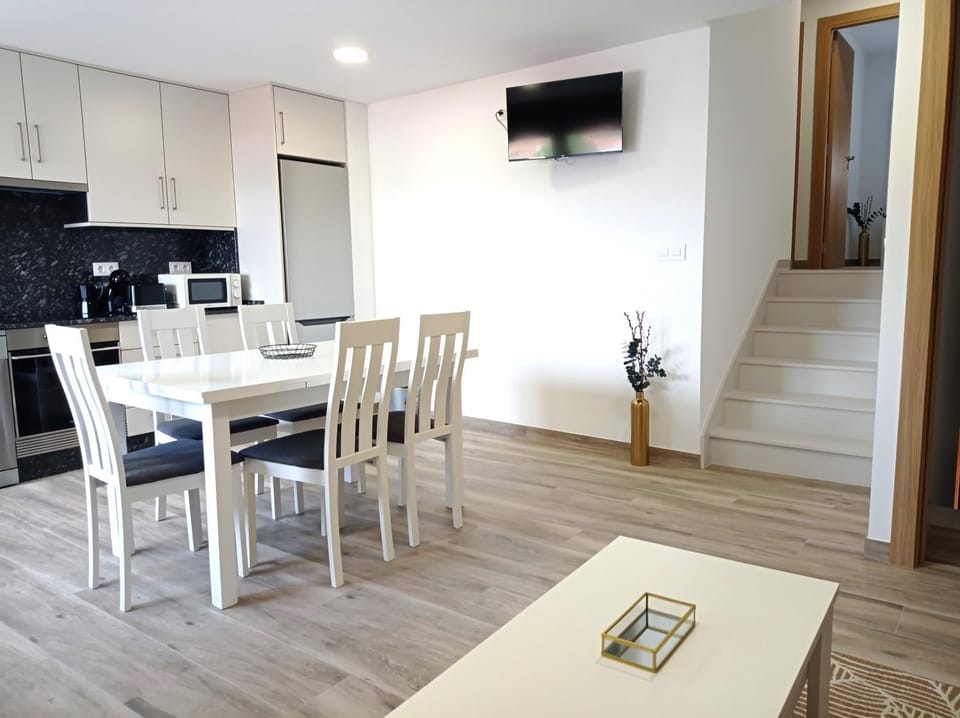 Kitchen or kitchenette, Dining area, oven, stove