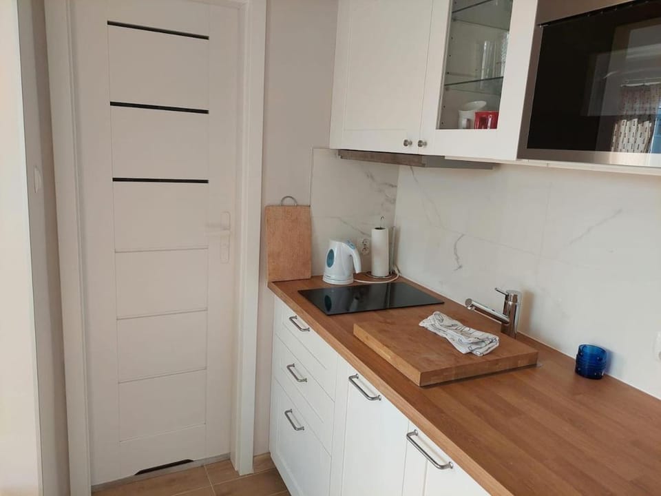Coffee/tea facilities, Kitchen or kitchenette, stove