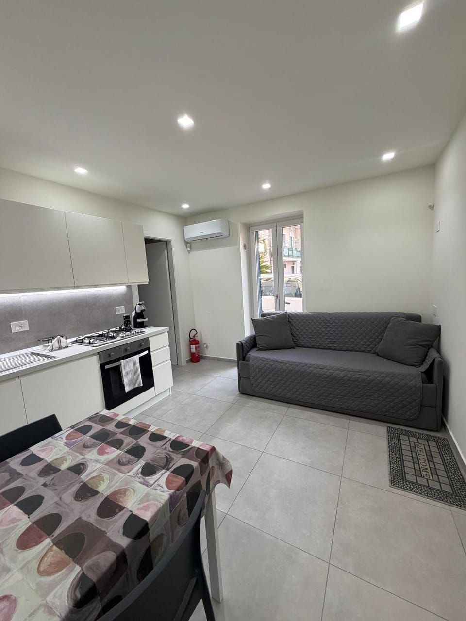 Kitchen or kitchenette, Seating area, Dining area
