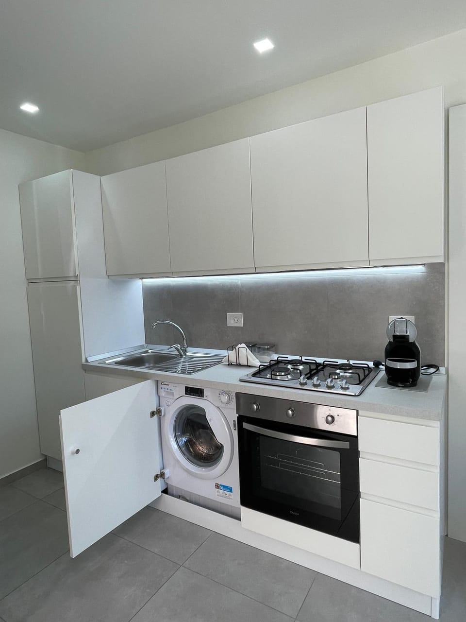 Kitchen or kitchenette, stove, washing machine