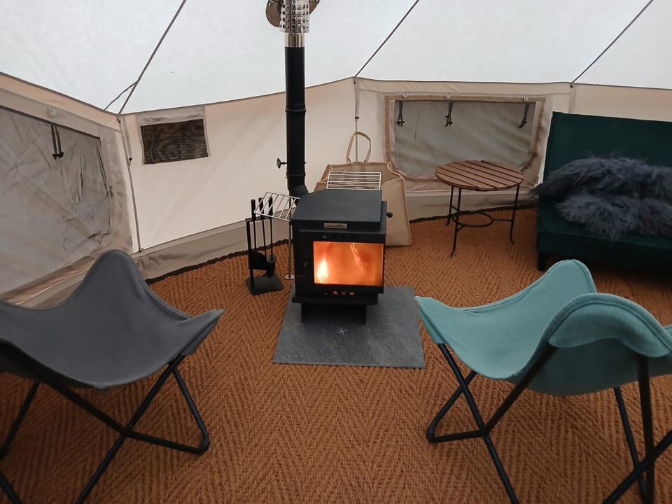 Seating area, fireplace