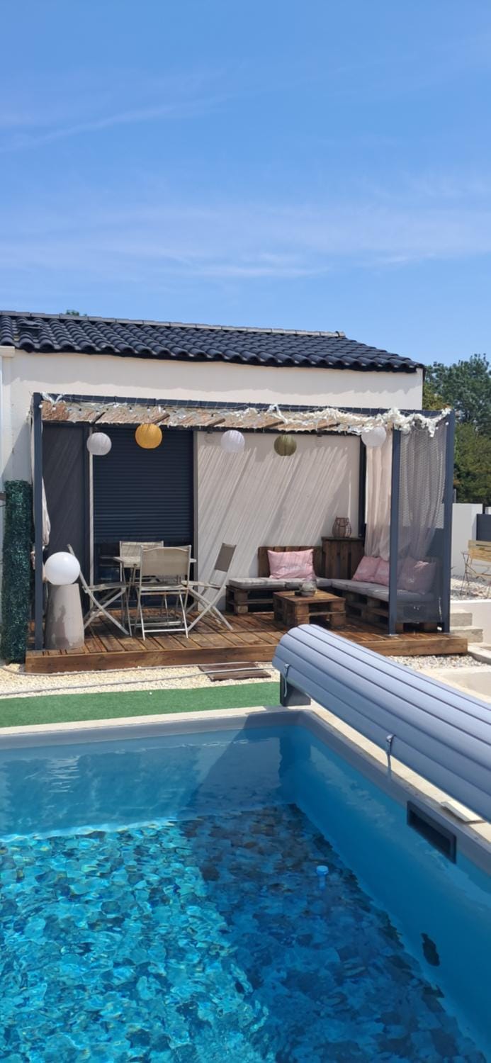 Patio, Day, Swimming pool