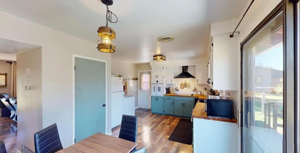 Kitchen or kitchenette, Dining area, microwave, oven, stove