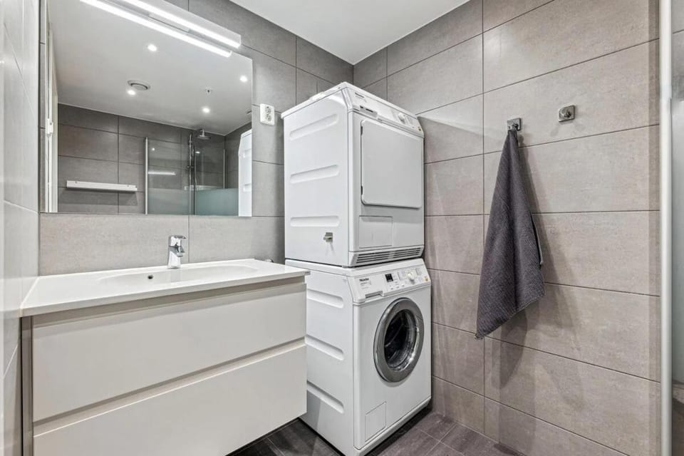 Shower, Bathroom, towels, washing machine